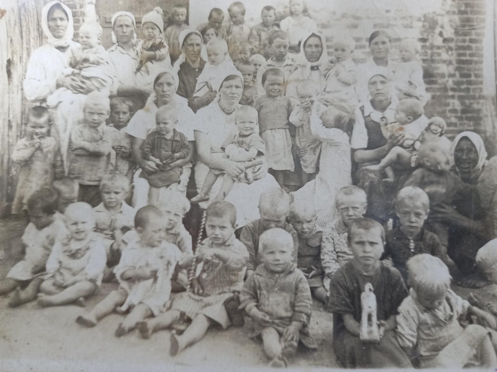 Историческое фото, 1939 год Воспитатели и воспитанники Кормянского детского сада