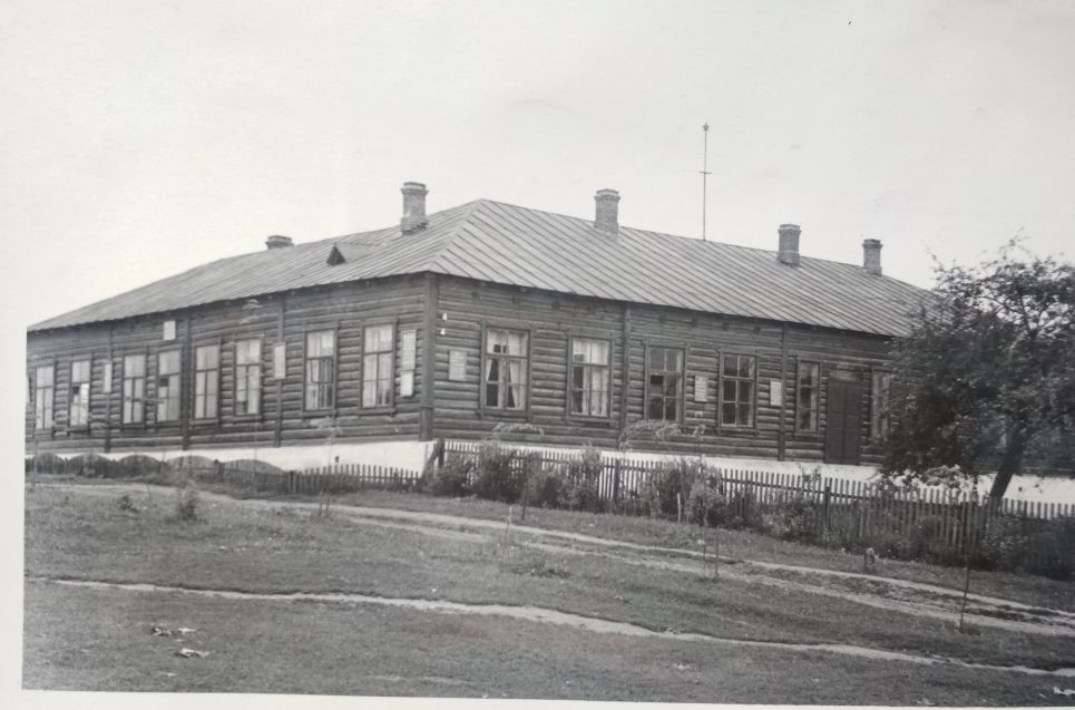 Здание старой кормянской школы. Вместо нее   в 1974 открылась новая школа.