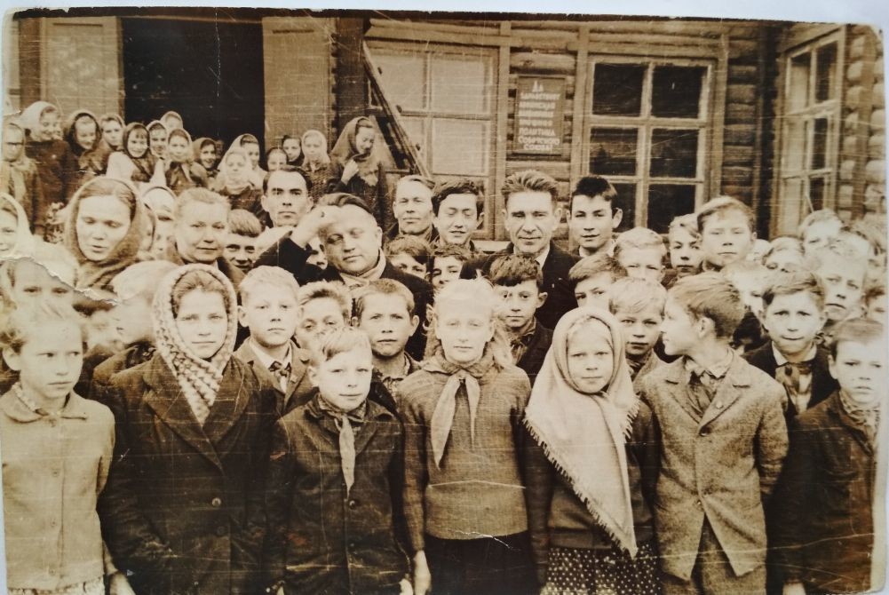 Приезд Ивана Петровича Шамякина на родину. Встреча с учащимися Кормянской школы.